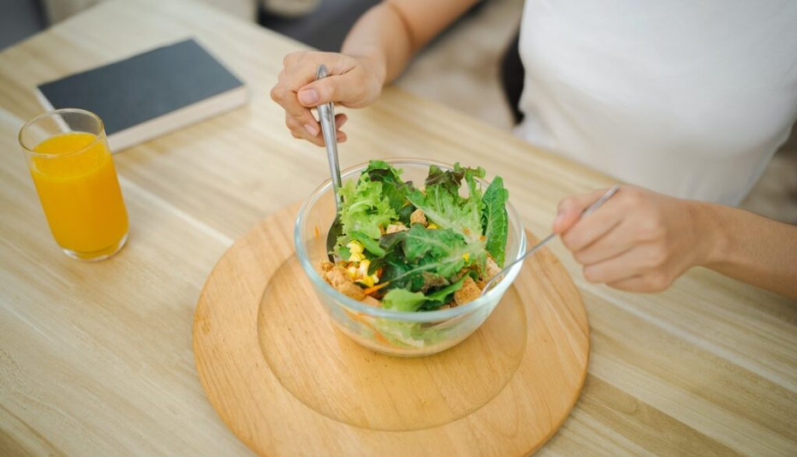 asian-woman-dieting-weight-loss-eating-fresh-fresh-homemade-salad-healthy-eating-concept