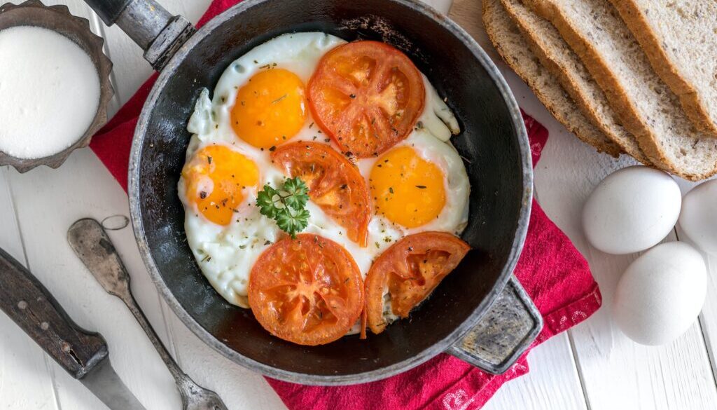 eggs-overeasy-in-a-frying-pan-topview