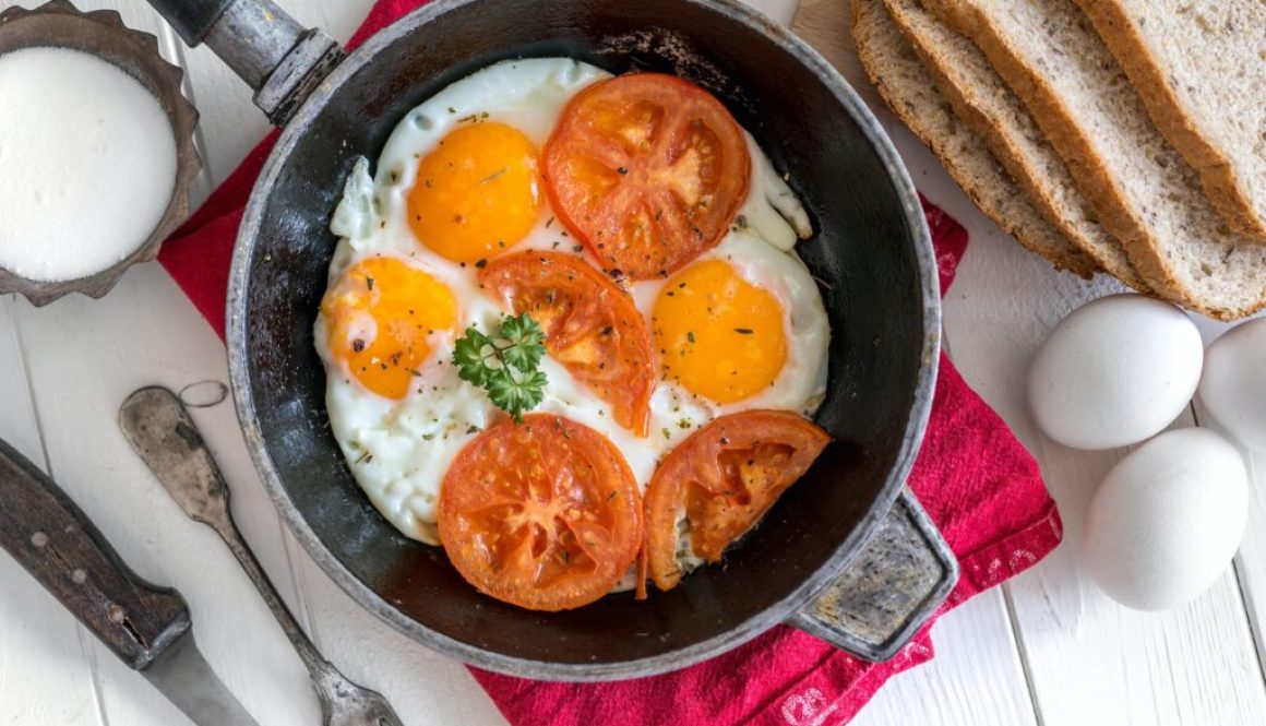 eggs-overeasy-in-a-frying-pan-topview