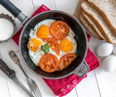 eggs-overeasy-in-a-frying-pan-topview
